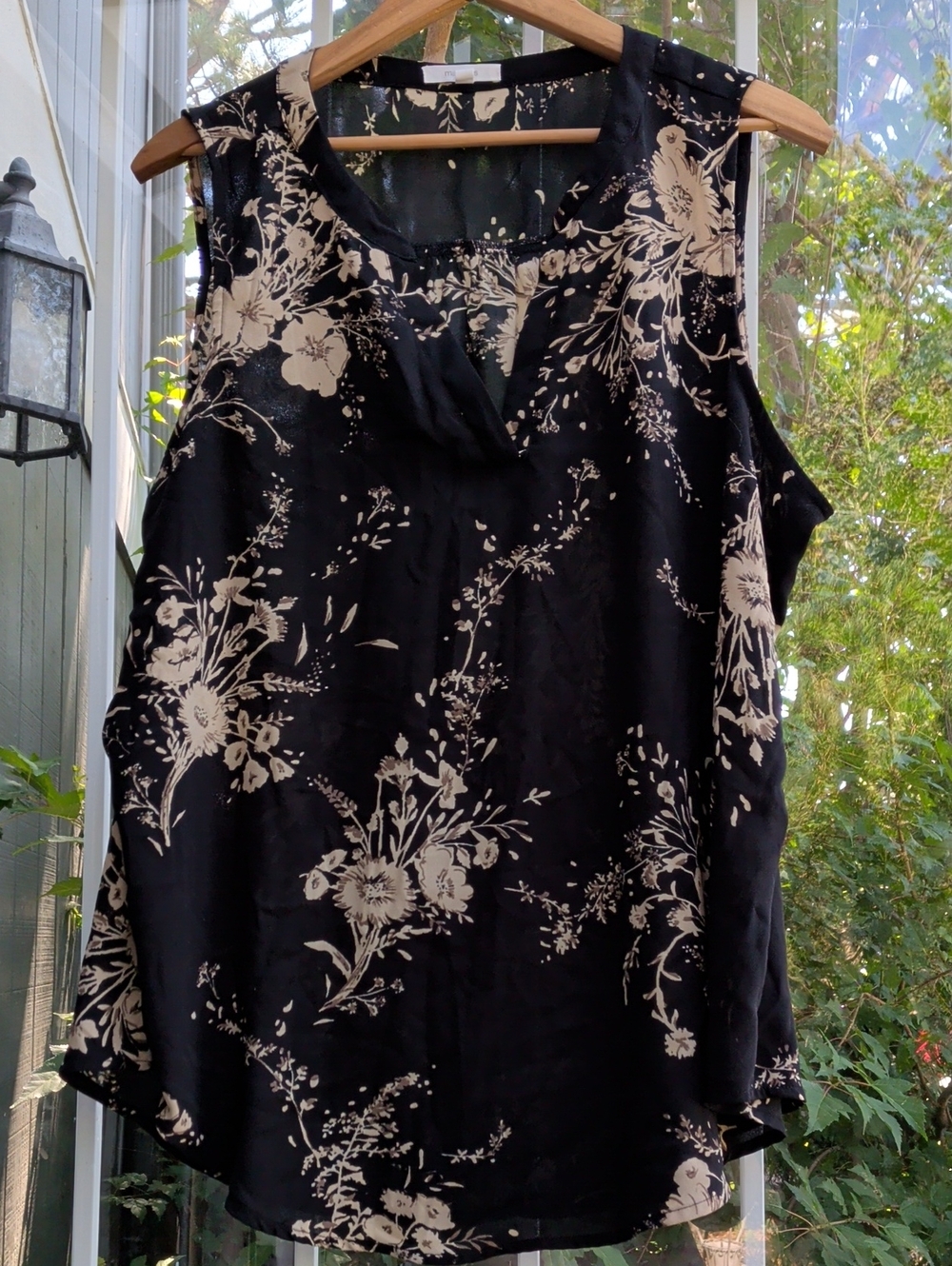 Women’s Sleeveless Floral V-Neck Top in Black and Cream